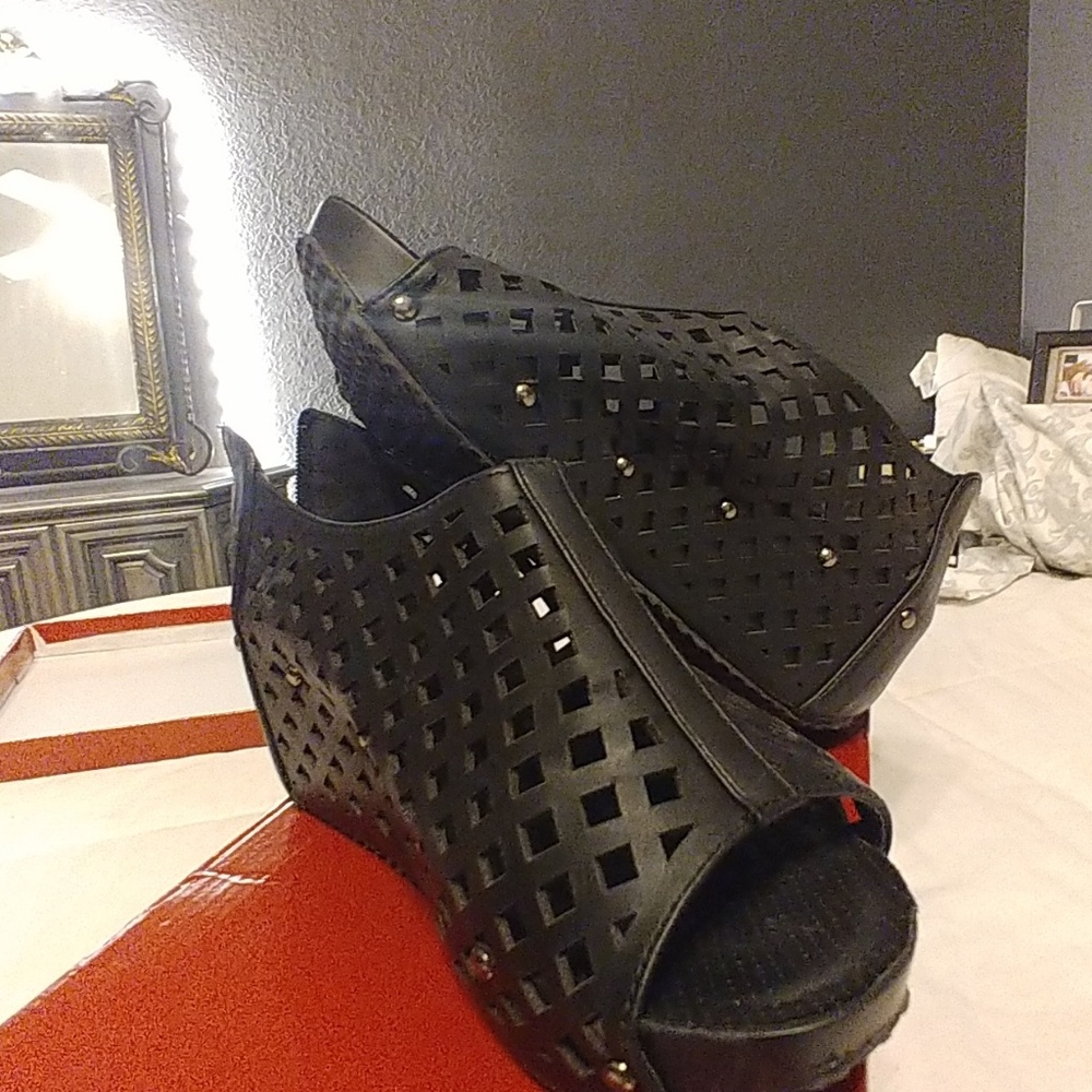 Shoes - Picture 2 of 4